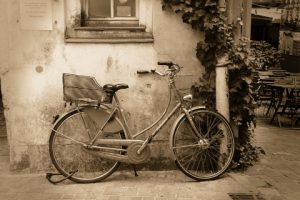 Fotografía de una bicicleta antigua, simulando una foto vieja